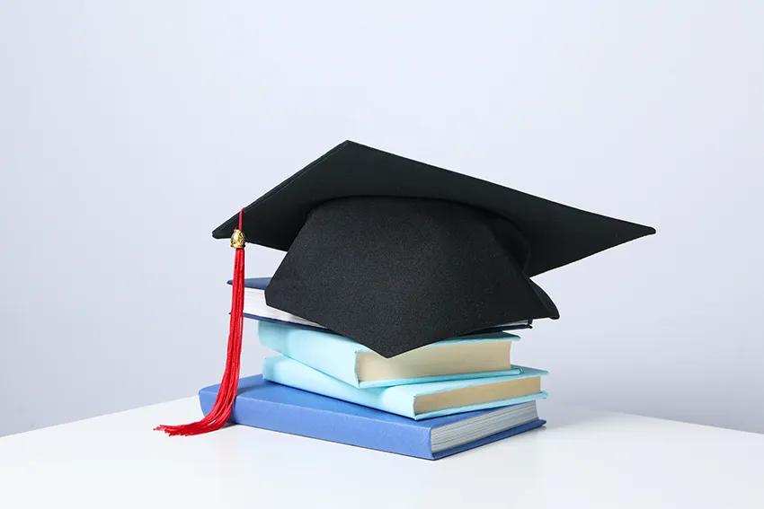 graduation_high_school_university_concept-_3_.webp